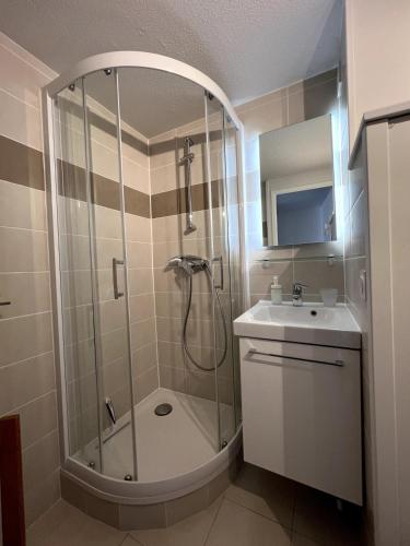 une salle de bain avec douche et lavabo dans l'établissement La franqui , nouveau , Duplex pour 2 ou 3 ,piscine, mer ,soleil , station familiale, à La Franqui-Plage