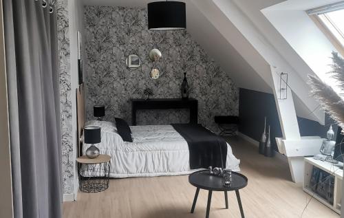 une chambre avec un lit et un escalier dans l'établissement Véro et Domi, à Roézé-sur-Sarthe