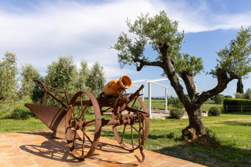 a statue of a man sitting on top of a metal object at Bioagriturismo Terra d'Angeli in Bagno Roselle