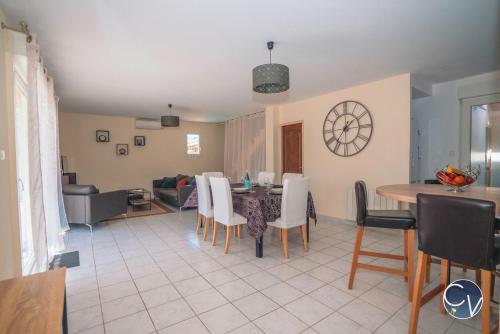 Ruang duduk di Quiet house with pool, ideal for families