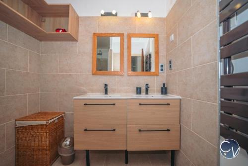 Bilik mandi di Quiet house with pool, ideal for families