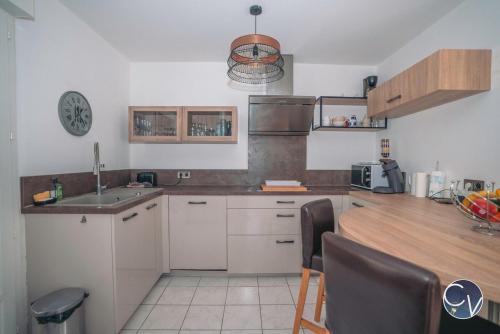 Dapur atau dapur kecil di Quiet house with pool, ideal for families