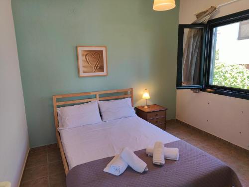 Ένα ή περισσότερα κρεβάτια σε δωμάτιο στο Electra's Beach Front Apartment in Nea Skioni