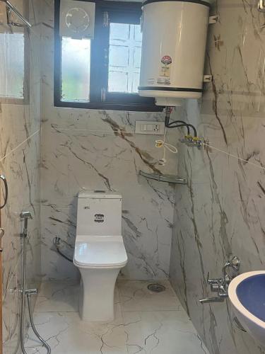 a bathroom with a toilet and a sink at Al Mubeen home stay in Nishāt