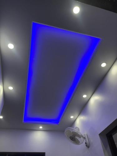 a large blue screen on the ceiling of a room at Al Mubeen home stay in Nishāt