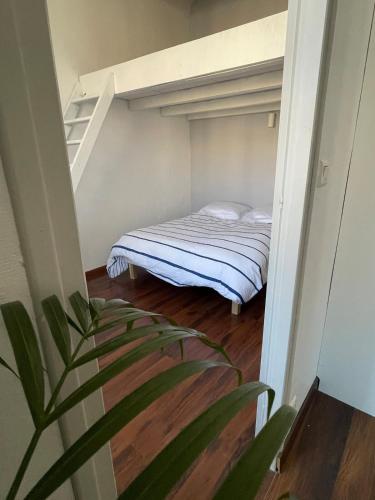 une petite chambre avec un lit dans une pièce dans l'établissement T2 lumineux en hyper centre, à Aix-en-Provence