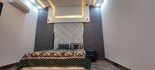 Postel nebo postele na pokoji v ubytování Zen Vacation Farmhouse Memon Goth Karachi