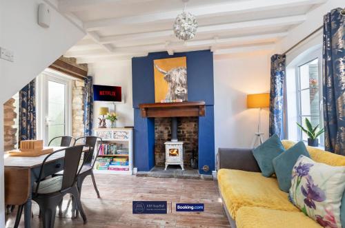 Ruang duduk di Pet Friendly Cottage By KBS Stayhub Short Lets & Serviced Accommodation Stonehouse With Log Fire, Parking
