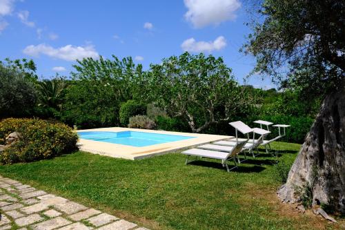 La alberca dentro o cerca de Terra Sessana Ville e Trullo con piscina privata