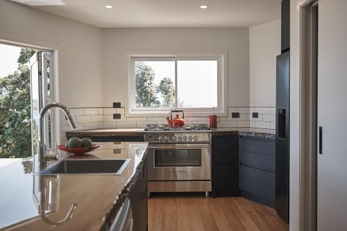 Dapur atau dapur kecil di Reotahi Bolthole