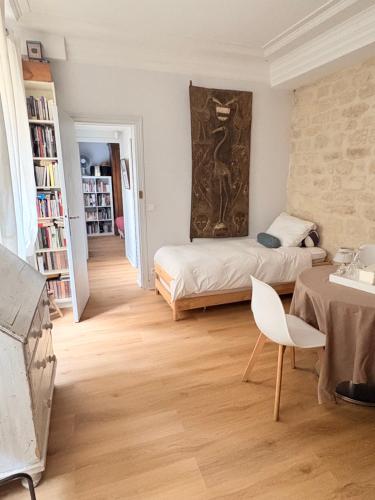 une chambre avec un lit, une table et une chaise dans l'établissement Champs Élysées, à Paris