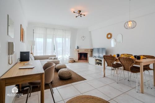 サンタ・クルーズにあるBeach Bliss Apartmentのリビングルーム(テーブル、椅子付)、