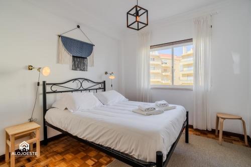 サンタ・クルーズにあるBeach Bliss Apartmentのベッドと窓のある寝室