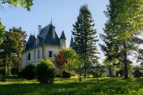 une ancienne maison dans un champ arboré dans l'établissement Château Lacoste Pujols near Saint Emilion, à Pujols Gironde