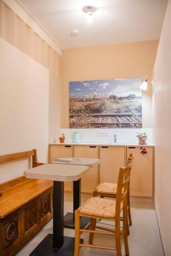 - une cuisine avec une table et deux chaises dans l'établissement Une chambre à l'Economat, à Bordeaux