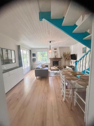 un salon avec une table et un canapé dans l'établissement Jolie maison, idéalement située, à Crozon