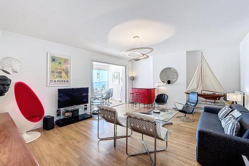un salon avec un canapé et une table dans l'établissement Cannes Suquet stunning sea view bright apartment prime quiet location, à Cannes
