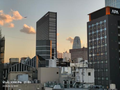 eine Skyline der Stadt mit hohen Wolkenkratzern und Gebäuden in der Unterkunft Duo Scala Shinjuku 東新宿 in Tokio