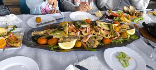 een tafel met daarop een schaal met zeevruchten en groenten bij KABILA VISTA n3 in M'diq
