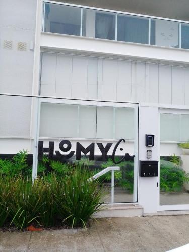 a hmg sign in the window of a building at Piratininga - Niterói RJ in Niterói