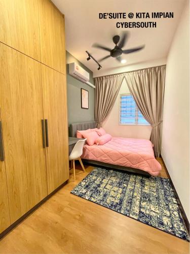 una camera da letto con due letti e una scrivania di DE SUITE Kita Impian Cybersouth a Kampung Dengkil