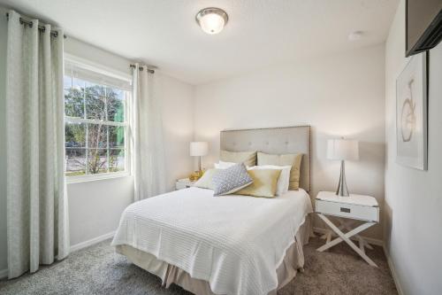 Postel nebo postele na pokoji v ubytování Relaxing Pet-Friendly Spring Hill Escape home