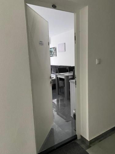 a hallway with a door leading to a dining room at Prenoćište SILVER LUX Srebrno Jezero 10 in Veliko Gradište