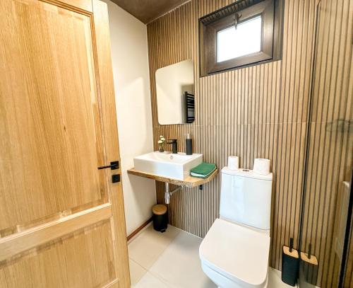 une salle de bains avec toilettes et lavabo dans l'établissement Dream Cottage A-Frame, à Şinca Nouă