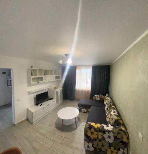 a living room with a couch and a table at City Center TT in Piatra Neamţ