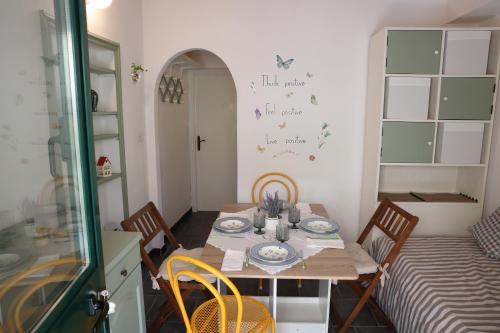 a small dining room with a table and chairs at Casa Ida in Sestri Levante