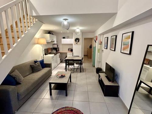 un salon avec un canapé et une table dans l'établissement LAtelier T3 proche Aix et Marseille, à Gardanne