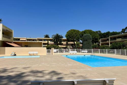 Apartment with pool near the sea