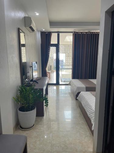 Кровать или кровати в номере Ngọc anh luxury cô tô