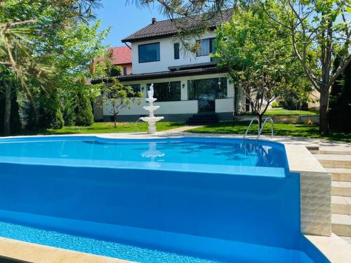 Πισίνα στο ή κοντά στο Therme - Corbeanca by The Lake Luxury Villa