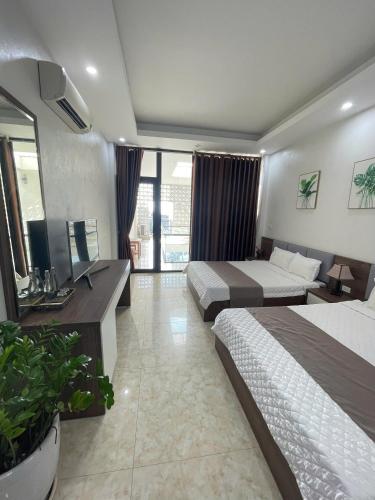Кровать или кровати в номере Ngọc anh luxury cô tô