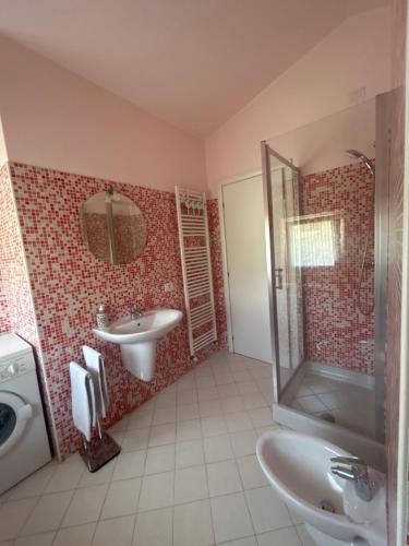 a bathroom with a sink and a shower at Villarobinia in Lazise