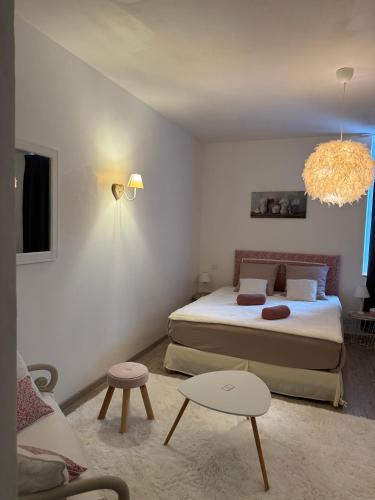 une petite chambre avec un lit et un canapé dans l'établissement Chambre d'hôte, à Revel