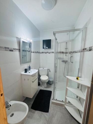 Spacious apartment 100m from the beach and promenade