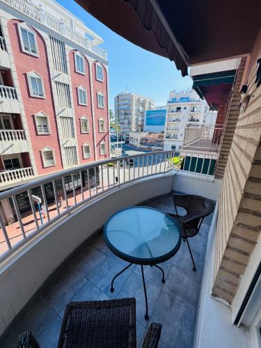 Spacious apartment 100m from the beach and promenade