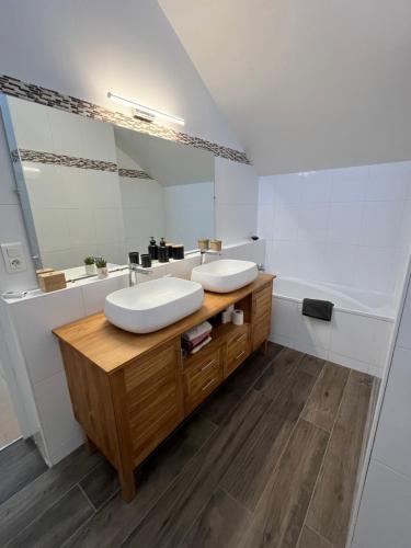 ein Badezimmer mit Waschbecken und großem Spiegel in der Unterkunft 2 Chambres 25m2 à 9min circuit du Mans in Voivres-lès-le-Mans