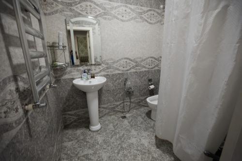 a bathroom with a sink and a toilet at SelfHouse in Masazır