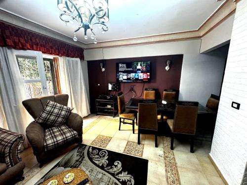 a living room with a table and a dining room at شقة غرفتين نوم بحديقة خاصة في المعمورة الشاطئ دور أرضي in Alexandria