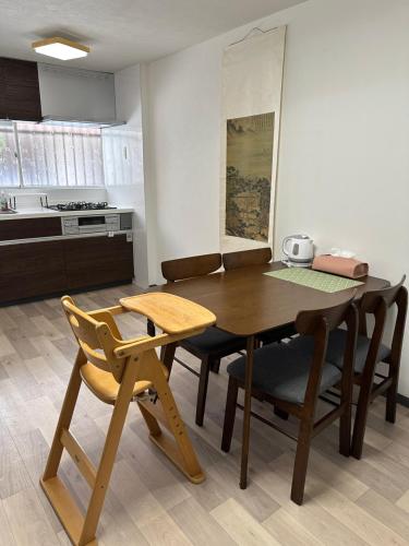 a dining room table and chairs in a kitchen at An-shao-ya安嶼屋 8minutes walk to JR Teradacho Loop Line Station 13minutes walk to Tennoji Mall in Osaka