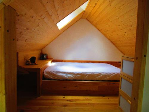 Ce lit se trouve dans une petite chambre mansardée. dans l'établissement Eco maisonnette, à Sulniac