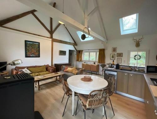 une cuisine et un salon avec une table et des chaises dans l'établissement La Sauvagine, à Villemurlin
