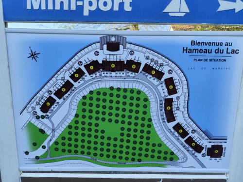 une carte du plan du Hawaiian Golf Lodge dans l'établissement Chez l'Amiral Alain, à Marciac