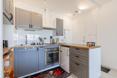 une cuisine avec un siphon de sol dans le sol dans l'établissement Le Galées - 150m de la plage - Parking, à Saint-Hilaire-de-Riez