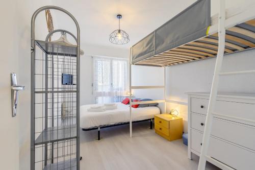 - une petite chambre avec des lits superposés et une échelle dans l'établissement Le Galées - 150m de la plage - Parking, à Saint-Hilaire-de-Riez
