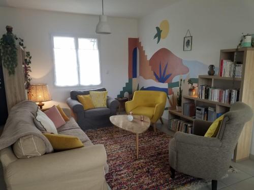 ベルジュラックにあるMaison spacieuse avec jardin clos au calmeのソファ2つとテーブルのあるリビングルーム