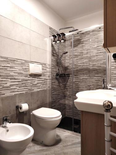 Ένα μπάνιο στο Suite GuestHouse a pochi passi dal mare